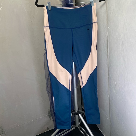 Endeavor Energy-Wrap Capri length legging - Picture 2 of 5